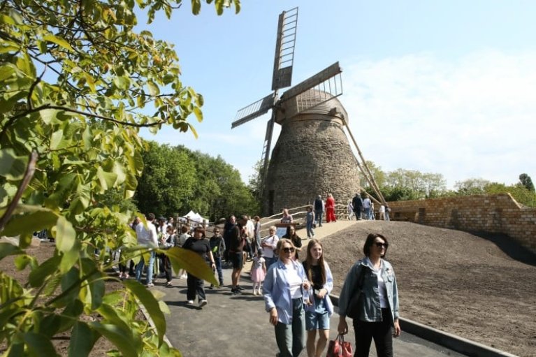 У столичному Музеї просто неба відкрили унікальний об’єкт: відреставрований столітній вітряк із Херсонщини