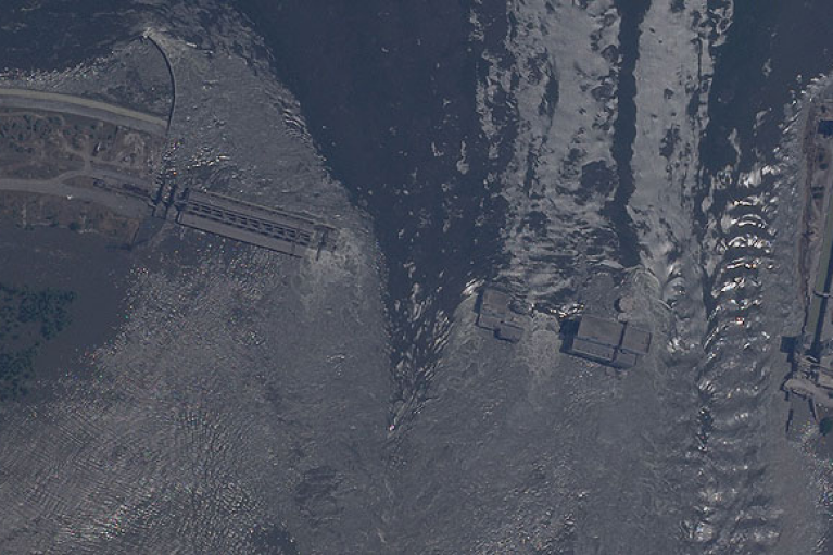 У мережі оприлюднили перший супутниковий знімок знищеної Каховської ГЕС