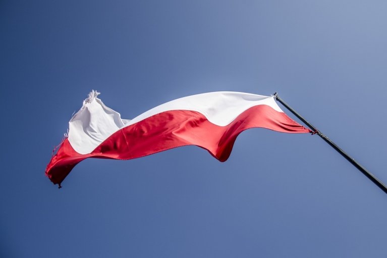 Помощь украинским беженцам: Сенат Польши одобрил изменения в закон