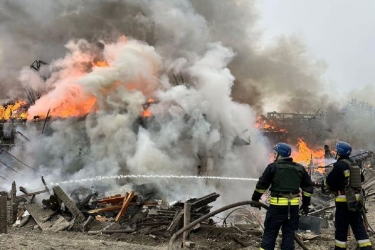 "Прилет" в Днепре: 7 домов повреждены, из-под завалов достали женщину (ФОТО)