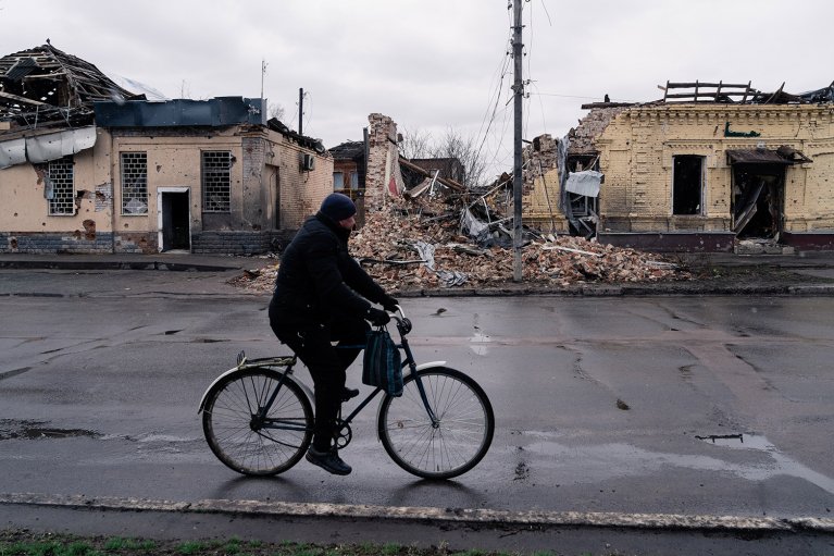Росіяни беруть у полон і розстрілюють цивільних у Вовчанську, — голова МВС