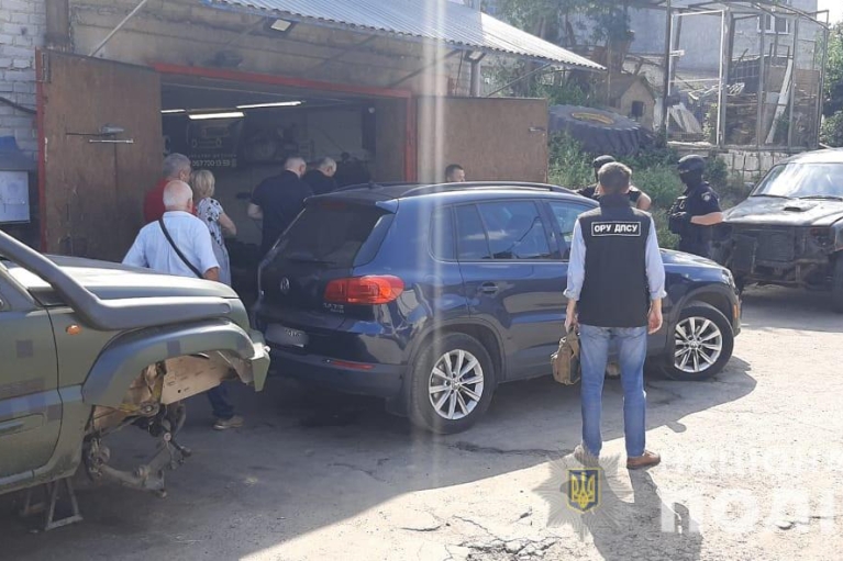 Продавали авто, завезенные для ВСУ: полиция раскрыла банду, маскировавшуюся под благотворительную организацию (ФОТО)