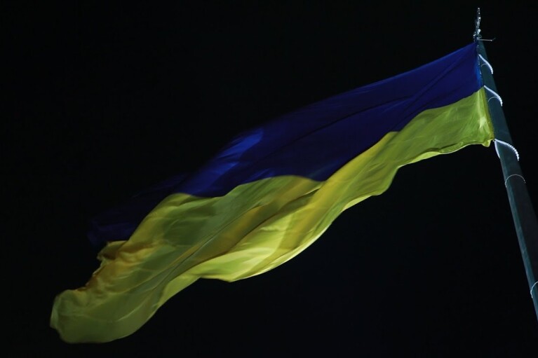 ВСУ подняли первый флаг Украины на левобережье Херсона (ВИДЕО)