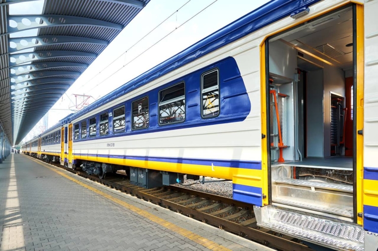 "УЗ" обновит вагоны и модернизирует пригородные поезда