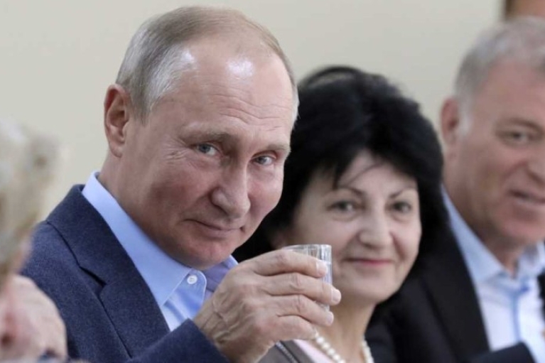 Росія п'є: Путін насварив губернатора за алкоголізм у регіоні (ВІДЕО)