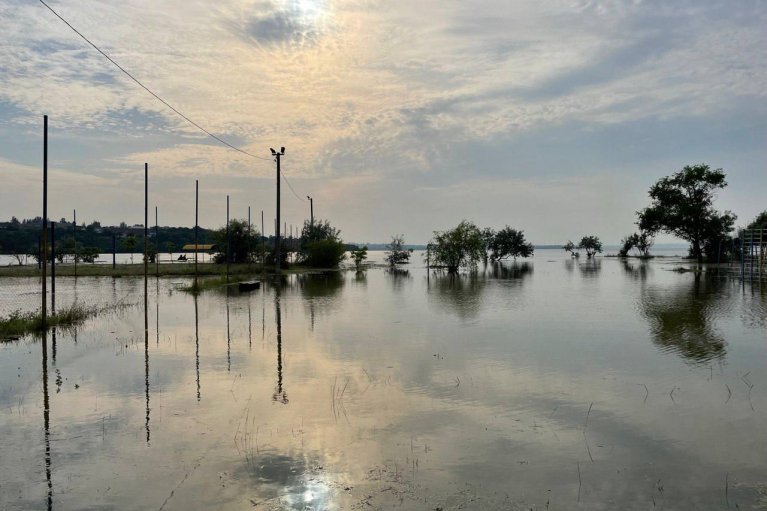 Рівень води в акваторії Миколаєва загалом піднявся на 82 см: Місто укріплюється (ФОТО)
