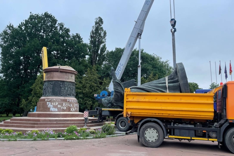В Переяславе снесли памятник к 300-летию "воссоединения Украины с Россией" (ФОТО)