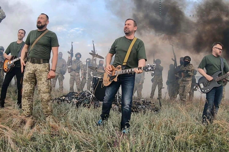Песню писали в окопе в Луганской области, снимали только участников войны – презентовали новый клип о терробороне