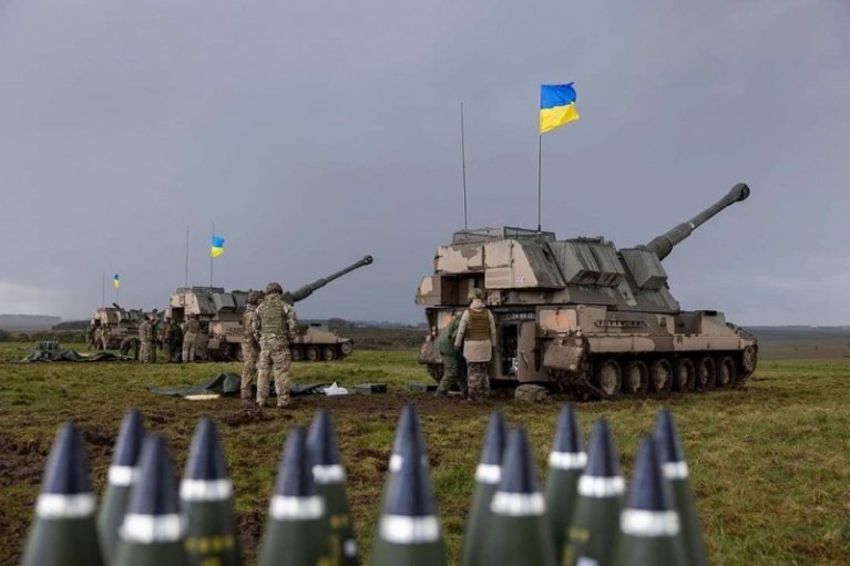 Українські артилеристи завершують навчання на САУ AS90 у Британії (ФОТО)