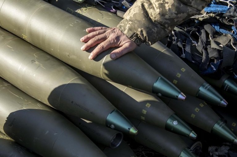 Когда Украина получит первые из собранных Чехией снарядов: информация премьера Фиалы