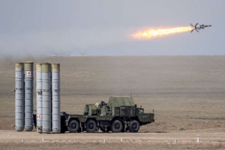 До українських кордонів з Улан-Уде їдуть 28 вагонів з ракетами для ЗРК С-300