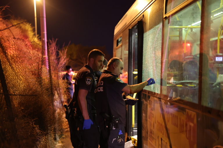 Біля Стіни Плачу в Єрусалимі розстріляли автобус: семеро людей поранені, терориста затримали (ФОТО, ВІДЕО)