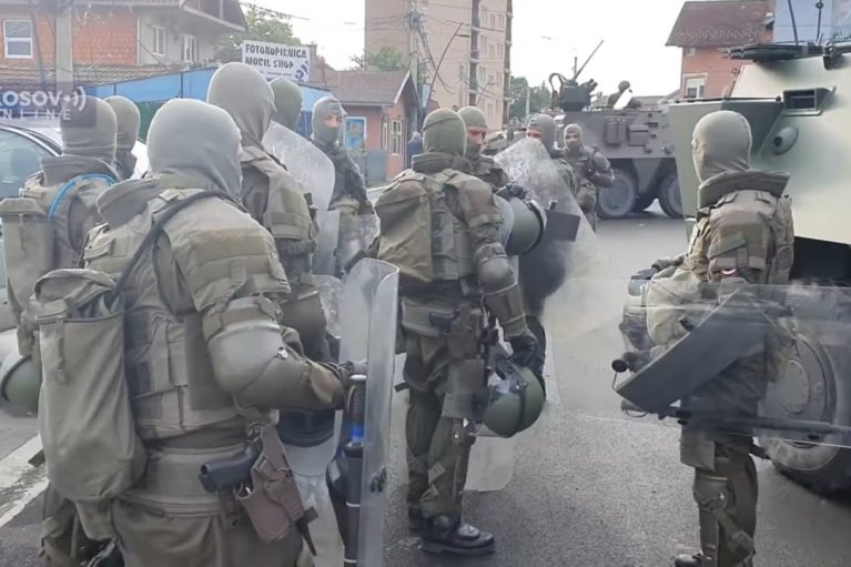На севере Косово развернули силы НАТО, чтобы сдержать протестующих сербов