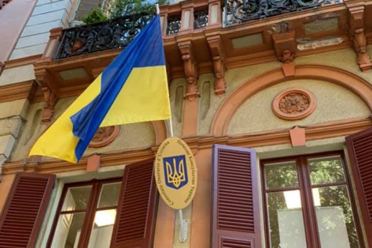 С завтрашнего дня украинские мужчины призывного возраста не смогут получить консульские услуги за рубежом, — СМИ