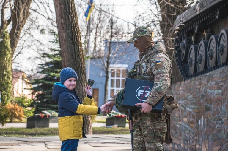 Впечатлил патриотизм: производители беспилотников воплотили мечту 8-летнего киевлянина, который отдал все свои деньги на дрон для 101 бригады