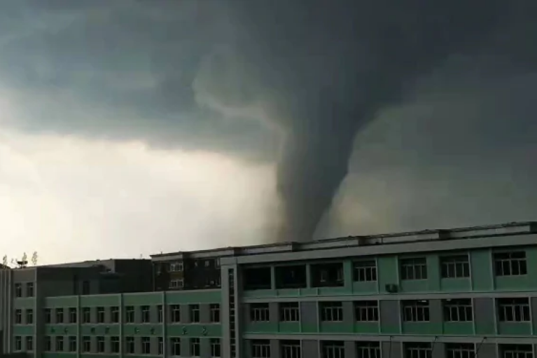 Китайский мегаполис с 18-миллионным населением атаковал мощный торнадо (ФОТО, ВИДЕО)