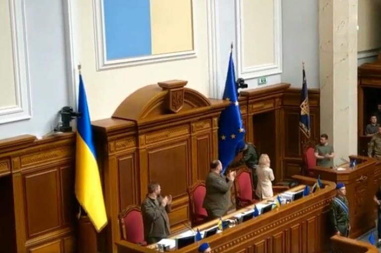 В сессионном зале Верховной Рады установили флаг ЕС (ВИДЕО)
