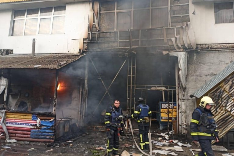 Ракетный удар по Киеву: повреждены СТО, автомойка и склады (ФОТО)