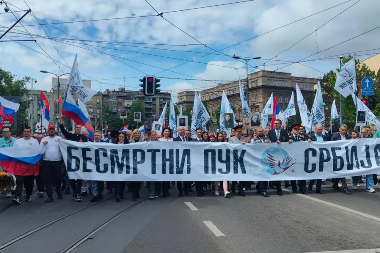Победобесие по-сербски: В Белграде министры присоединились к маршу "Бессмертного полка", некоторые участники держали Z-символы (ФОТО)