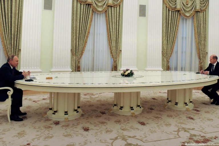За тем длинным столом: Шольц рассказал, что Путин говорил ему об Украине
