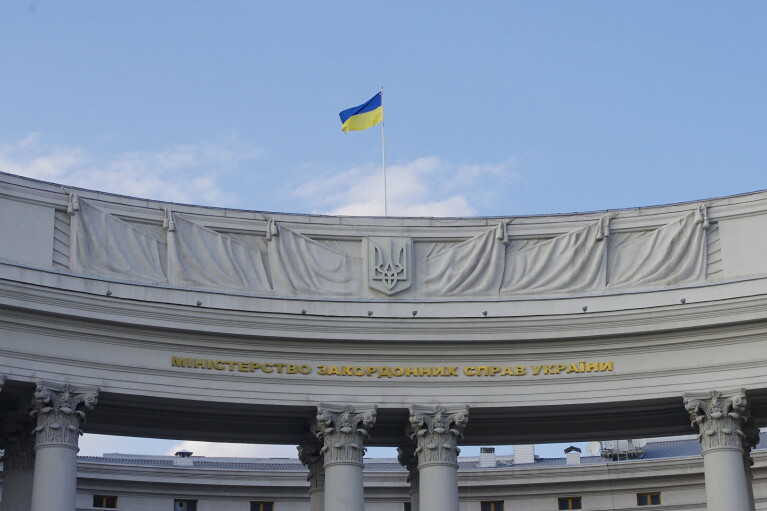 МИД Украины возобновляет консульские услуги для мужчин за границей, но с условием