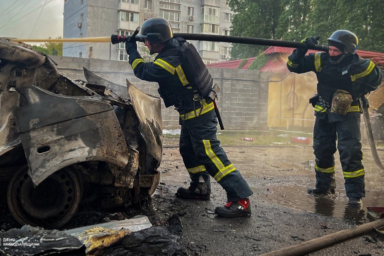 "Повторна детонація": у Миколаєві під час гасіння пожежі постраждали 5 рятувальників
