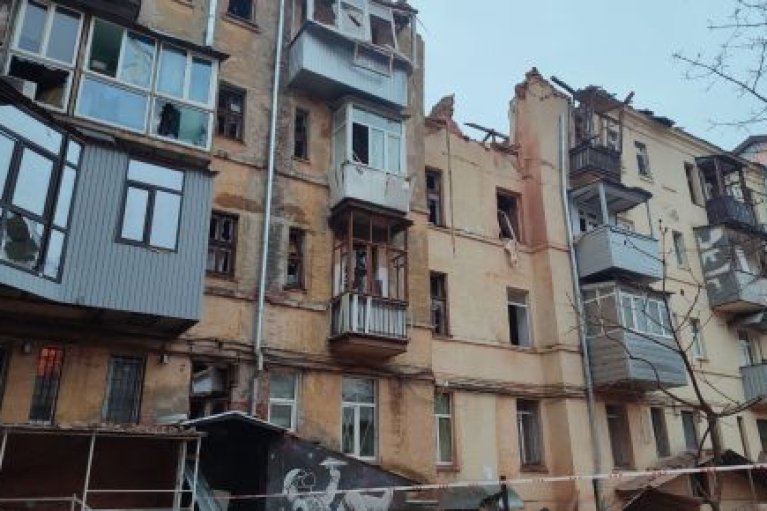 Перебувати у будівлі небезпечно: пошкоджений будинок у Харкові можуть частково знести