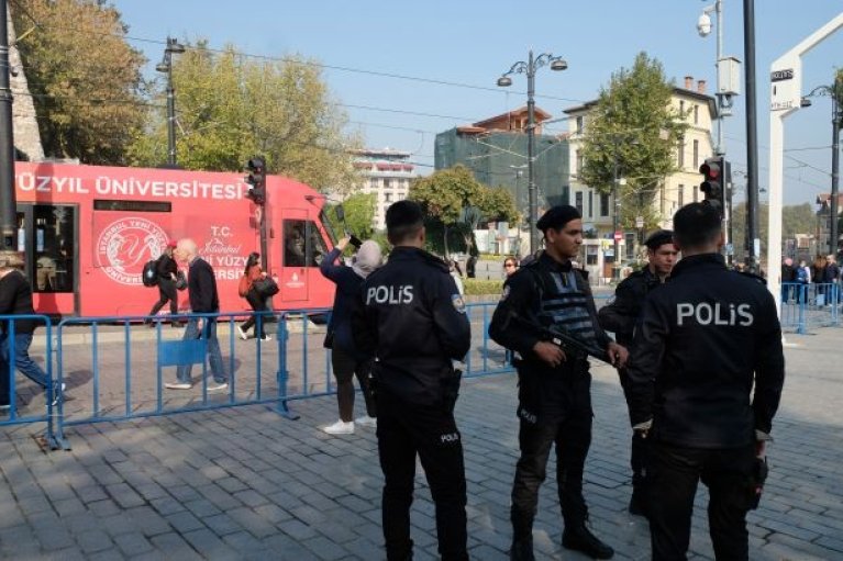 Теракт в Турции: двое погибших, раненые правоохранители