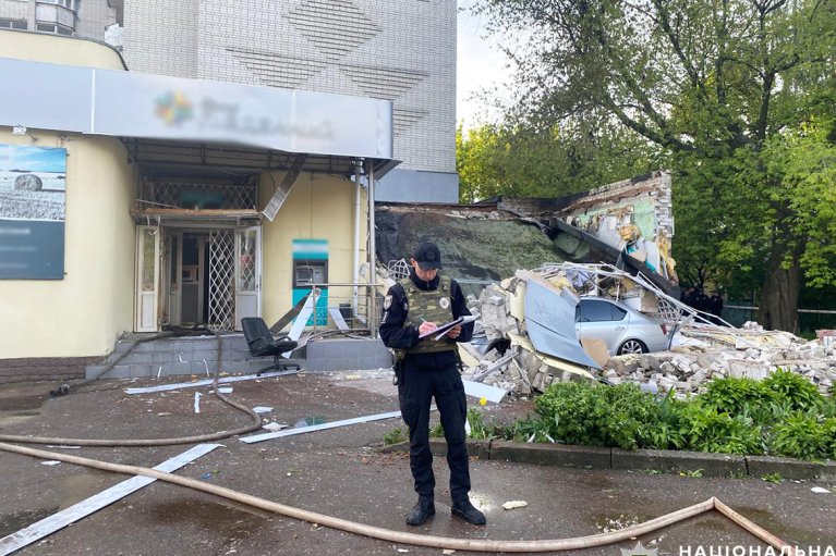В Чернигове в помещении банка прогремел взрыв, здание частично разрушено (ФОТО)