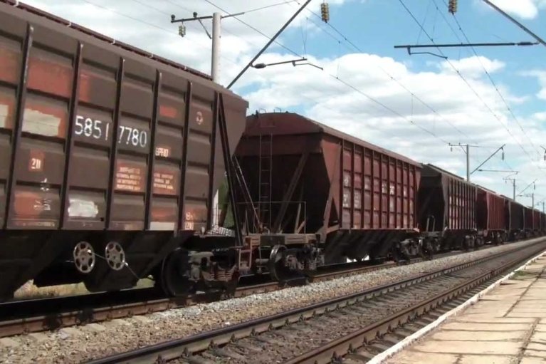 Под Енакиевым грузовой поезд наехал на ПВО россиян: экипаж окупантов погиб