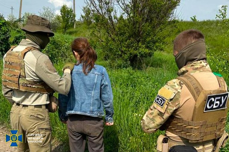 "Зливала" позиції ЗСУ на Донбасі: СБУ затримала інформаторку окупантів, завербовану через "Однокласники"