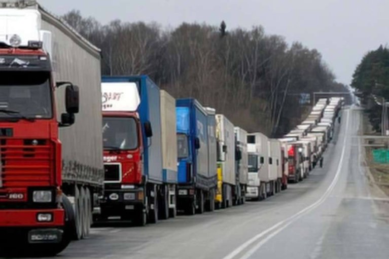 На кордоні з Польщею заблоковано всі 6 напрямків для руху вантажівок