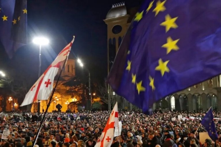 Колонна идет в парламент: в Грузии снова протестуют из-за скандального закона об иноагентах