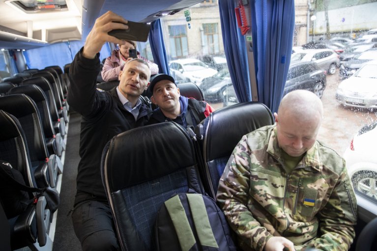 Перші 13 українських захисників вирушили до Берліна, де їм встановлять сучасні інноваційні протези, - Кличко