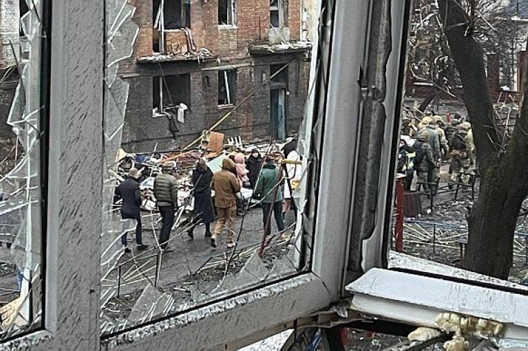 Зеленский побывал в Вышгороде, где в многоэтажку попала российская ракета (ФОТО, ВИДЕО)