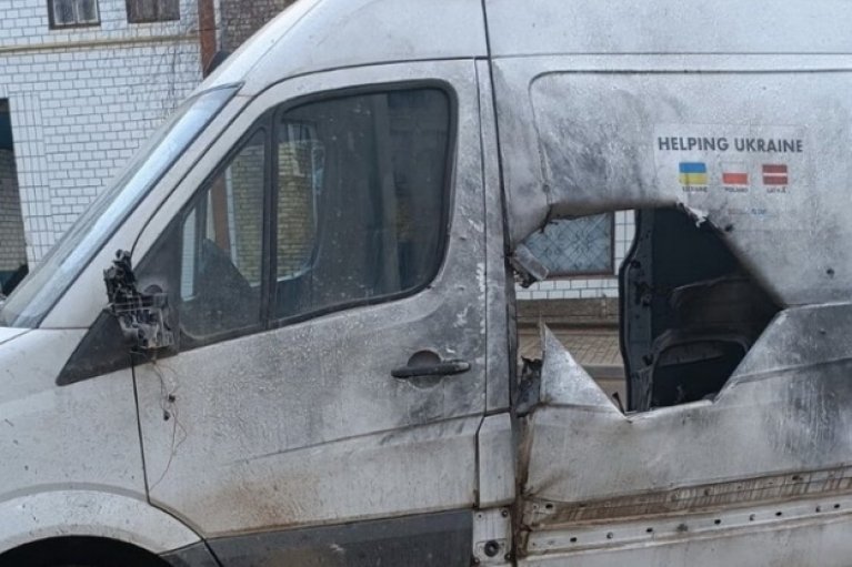 Возле Бахмута россияне расстреляли микроавтобус польских волонтеров: есть раненые