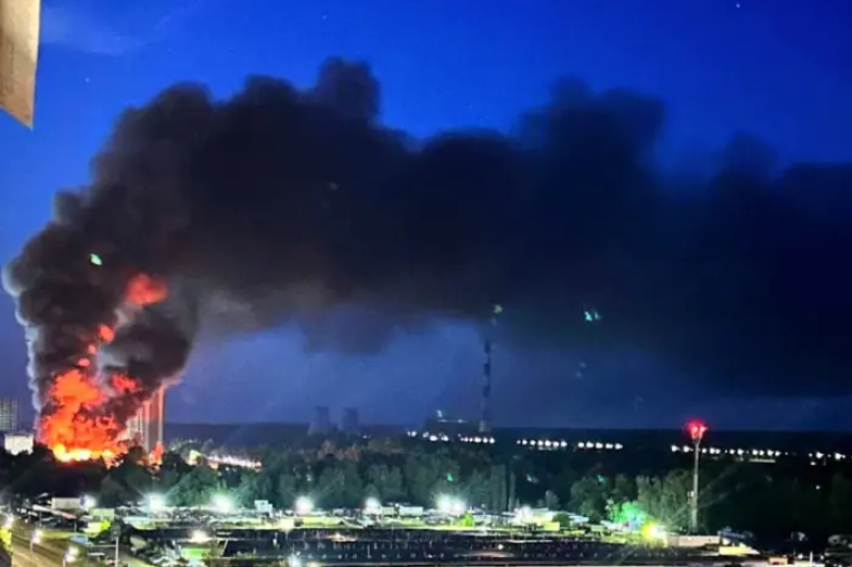 В столице масштабный пожар на складах