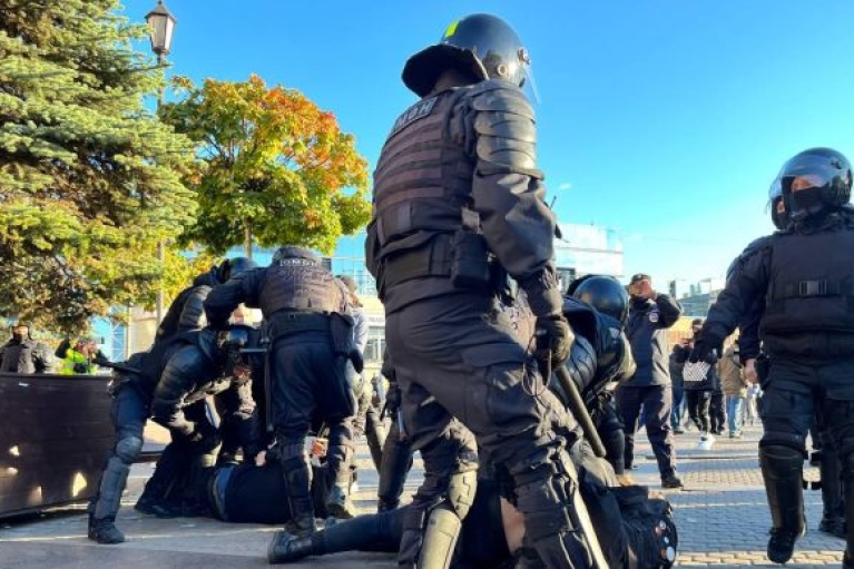Протести в Росії: силовики б'ють кийками та затримують людей (ВІДЕО)