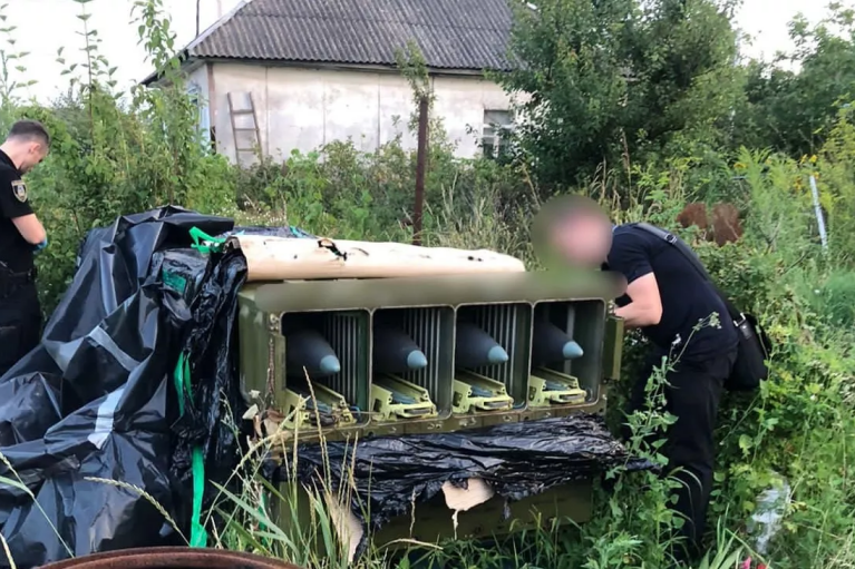 На Киевщине двое мужчин прятали у себя российский ЗРК "Тор": могут сесть на 7 лет за решетку (ФОТО)