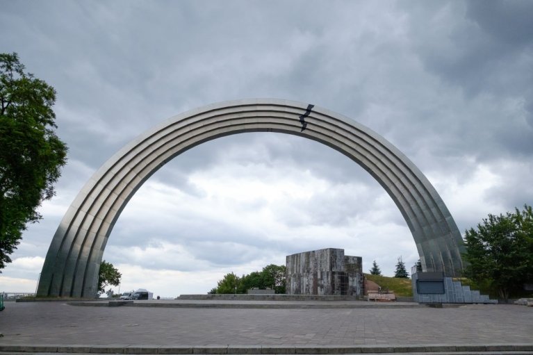 "Давайте спитаємо людей, як вони ставляться до знесення арки", — кияни про демонтаж одного з символів Києва