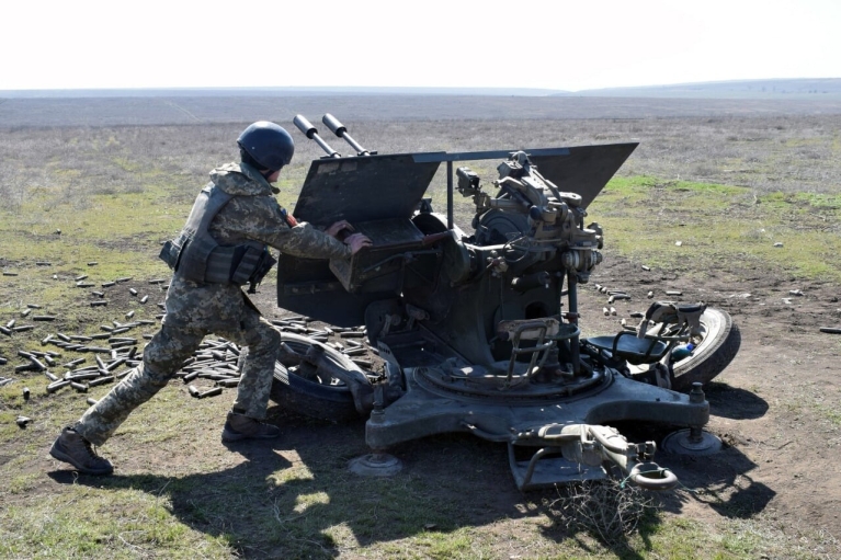 Українські зенітники "посадили" російський бомбардувальник під Бахмутом