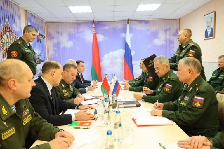 Переговори на аеродромі: до Білорусі прибув міністр оборони Росії Шойгу