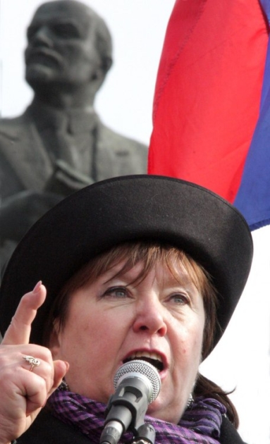 Лідер Прогресивної соціалістичної партії України Наталія Вітренко виступає біля пам'ятника Леніну, 2010 р