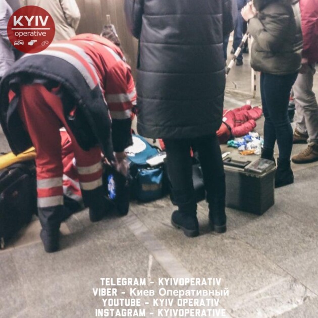 Медична бригада біля пасажира, який впав на рейки метро