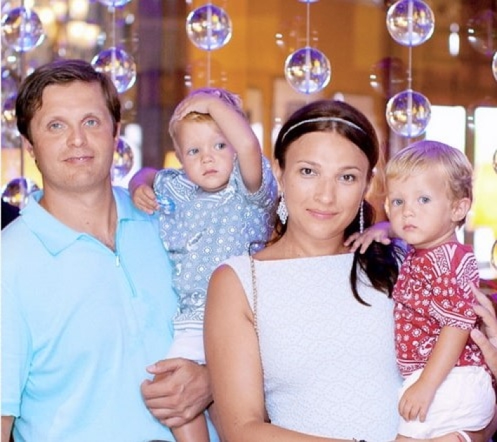 Андрей Холодов с женой и детьми