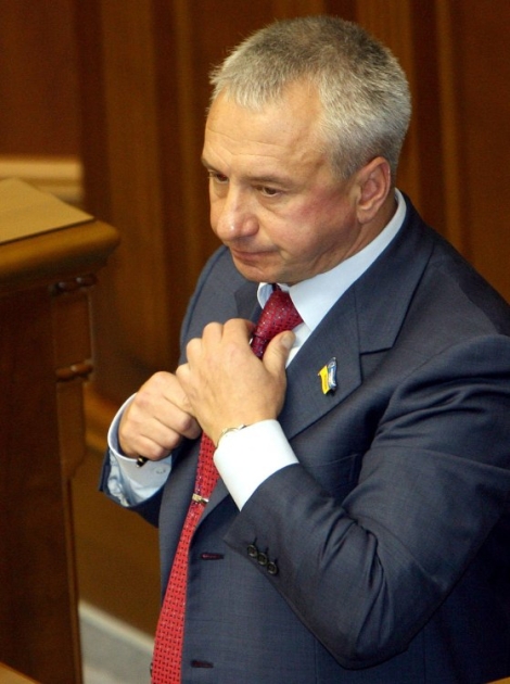 Народный депутат Алексей Кучеренко выступает с трибуны Верховной Рады