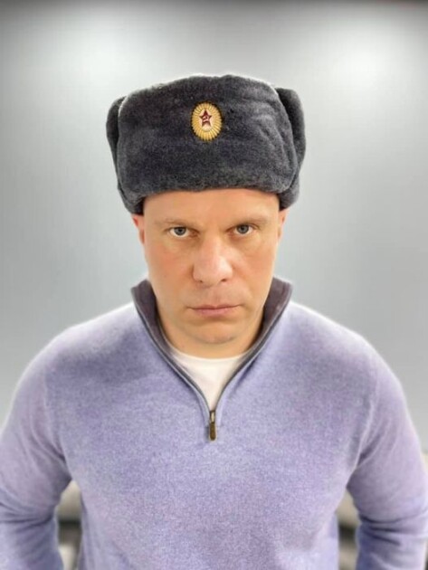 Илья Кива в шапке с советской звездой