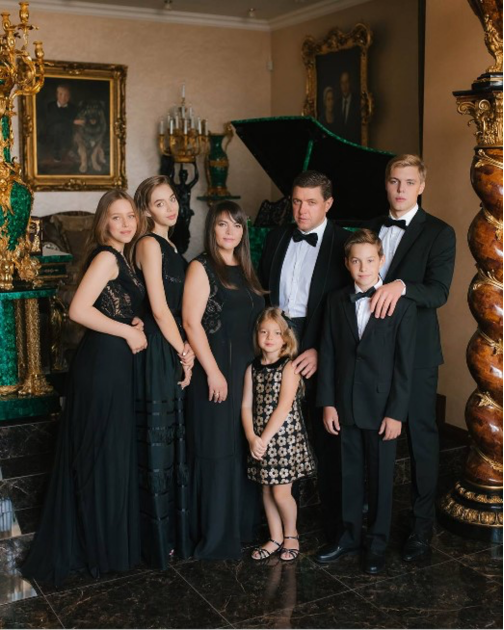 Александр Дубовой с семьей