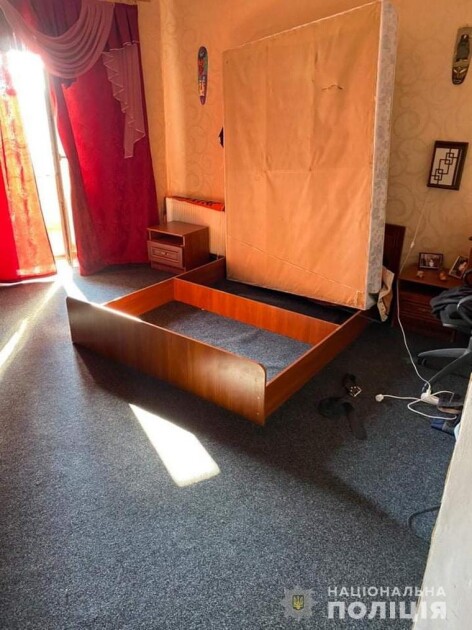 Мужчину задержали дома — он прятался в коробе кровати
