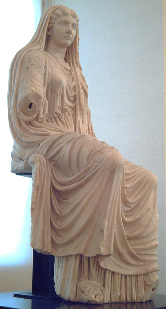 Мраморная статуя "Сидящая Ливия", Пестум, 1-я четверть I в. н. э. Экспозиция Национального археологического музея в Мадриде / Wikipedia